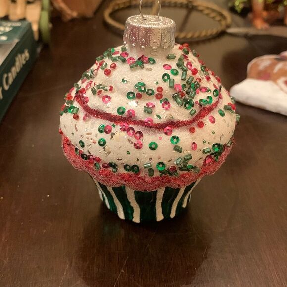Glass cupcake ornament - Picture 1 of 5